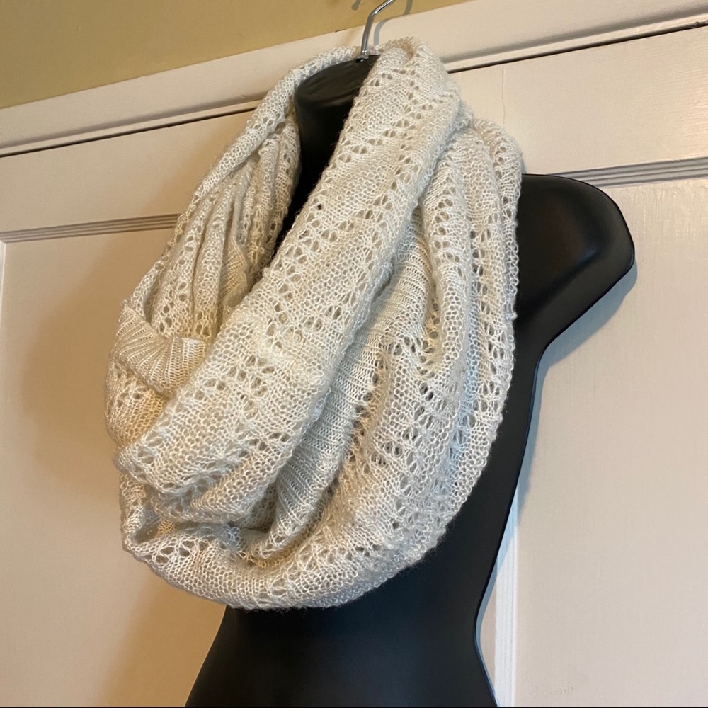 *FLASH SALE* H&M Divided Crocheted White Scarf - Picture 4 of 6